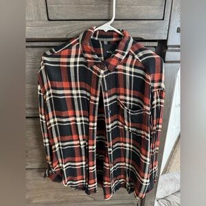 Stylish Plaid Button-Down Shirt in Black and Red
